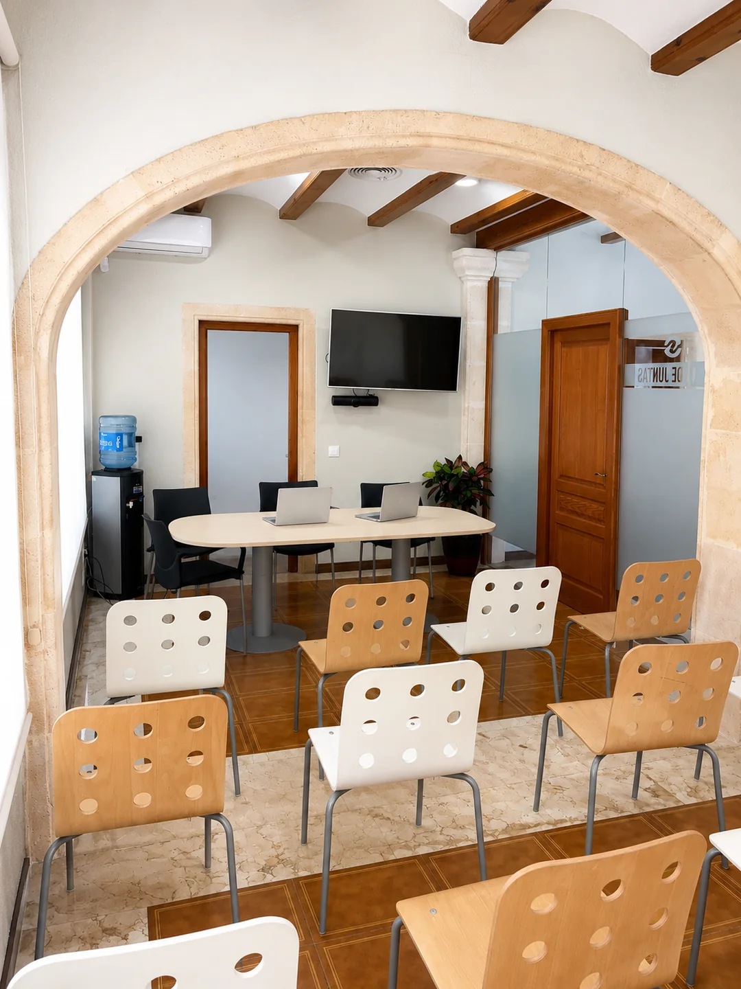 Sala preparada para reuniones de propietarios